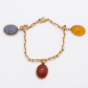 BRACELET w 3 charms, 18k gold, probably amber, carnelian and chalcedony, 20 0 g.