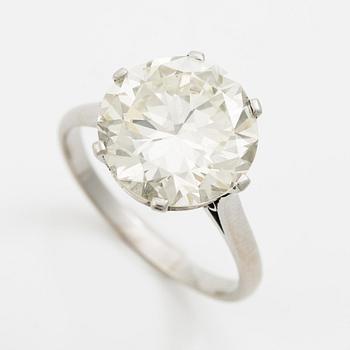 Ring med en rund briljantslipad diamant ca 6.07 ct.