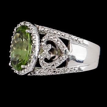 RING, 14K vitguld, briljantslipade diamanter tot ca 0.10 ct, peridot. Vikt ca 9 g.