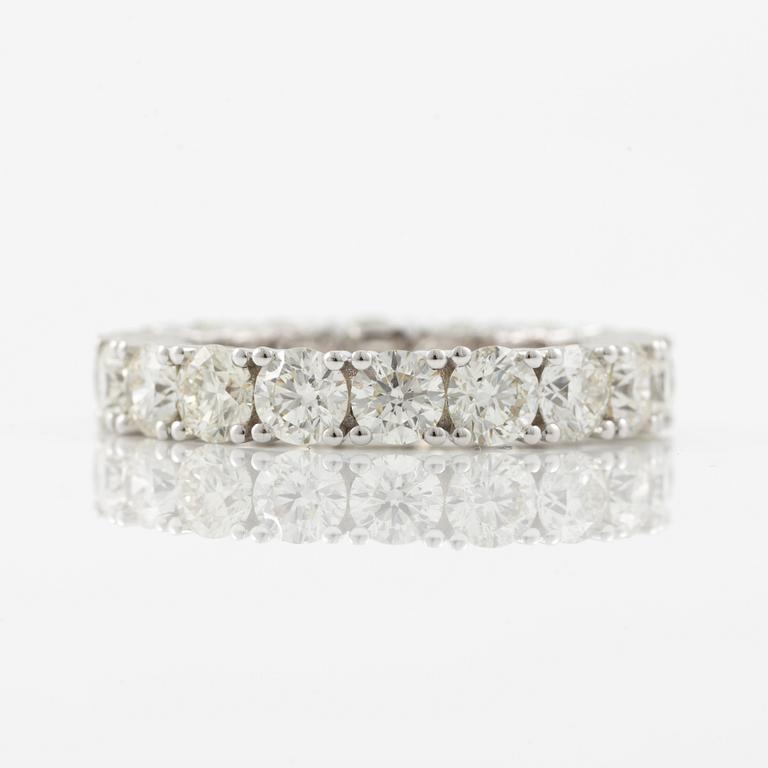 Ring in 18K white gold with round brilliant-cut diamonds, eternity band.