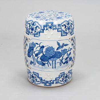 A modern manufacturing blue and white Chinese garden porcelain seat.