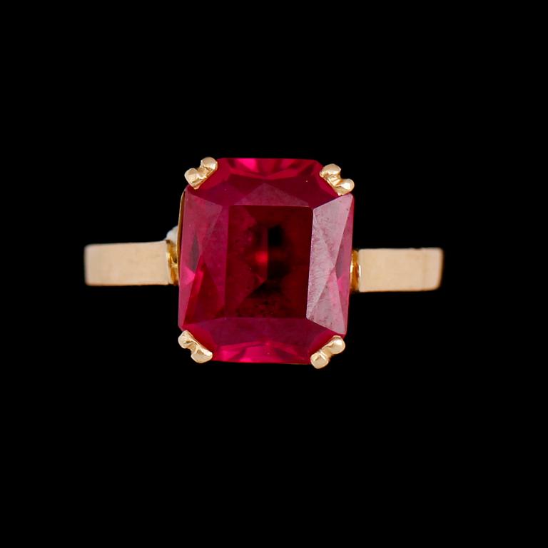 RING, 18 k guld, 1952, med röd fasettslipd sten. Total vikt ca 4 gram.