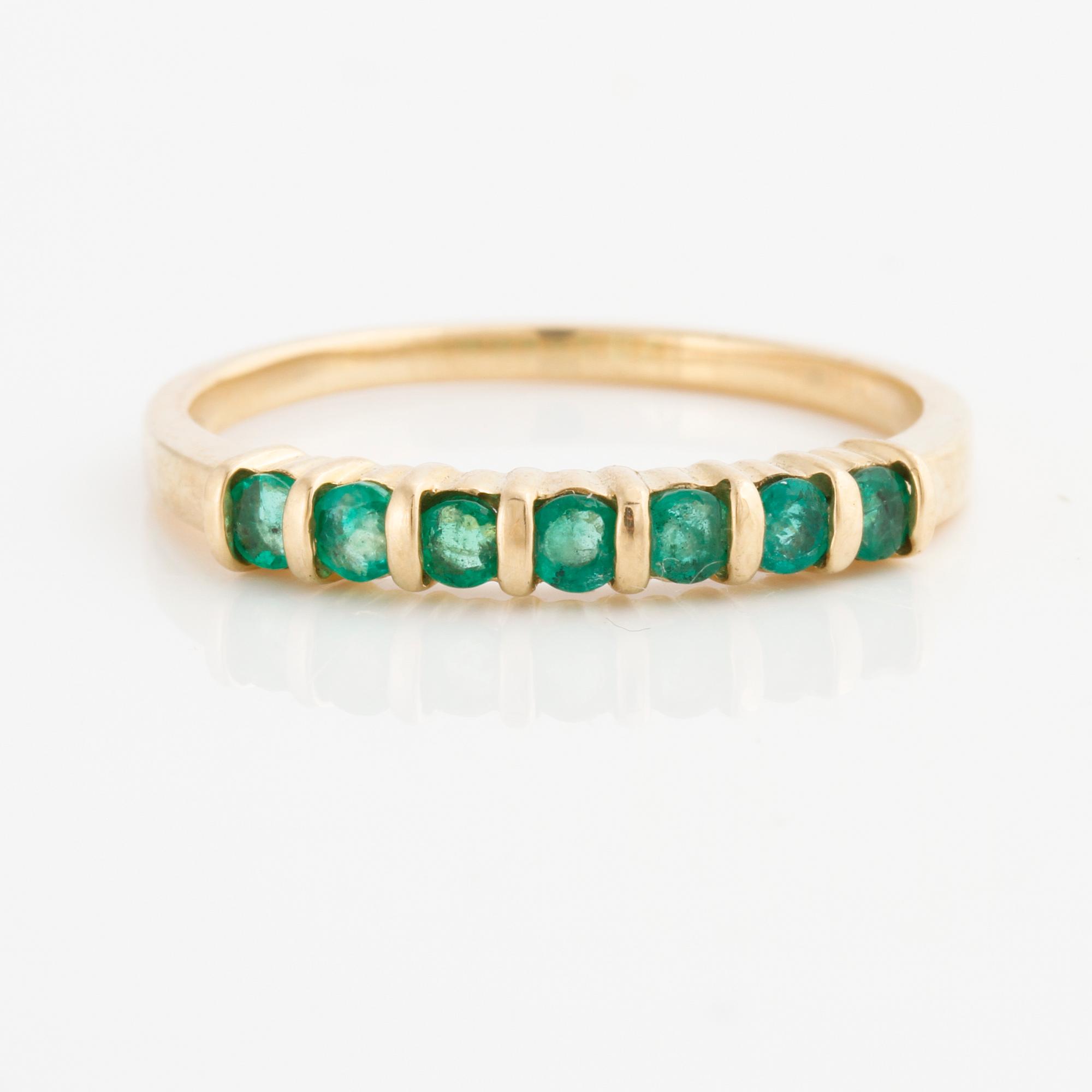 RING, med smaragder.