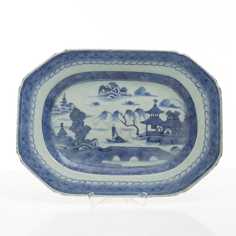 Stekfat, 5 st, kompaniporslin, Qingdynastin, Kina, 1700/1800-tal samt ask med lock och vas, Kina, 1900-tal.