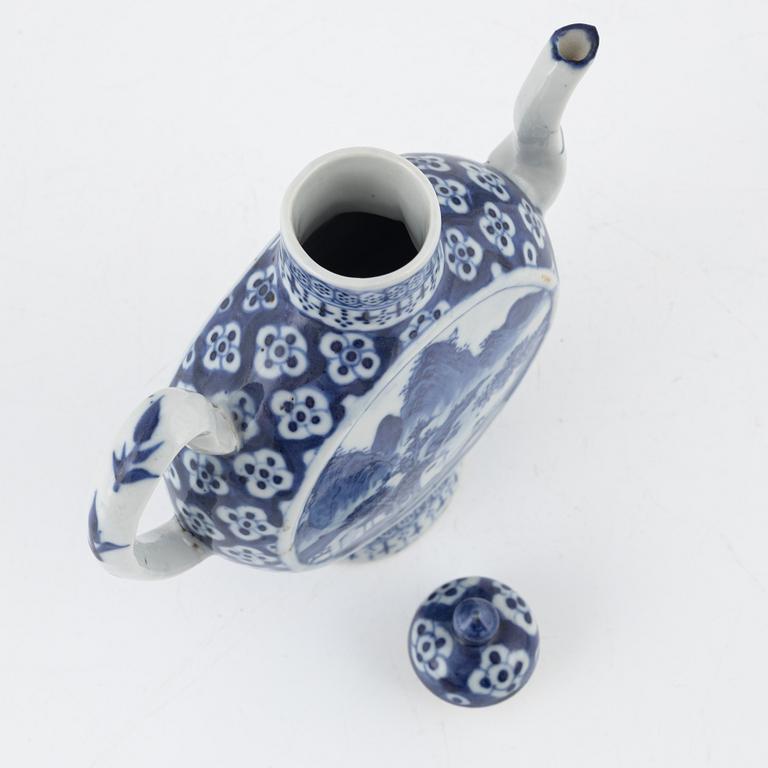 A blue and white tea pot, Qing dynasty, China, 19th century.
