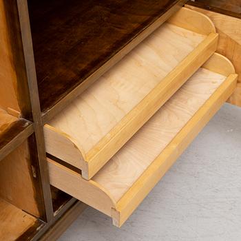 Vitrinskåp, 1900-talets första hälft.