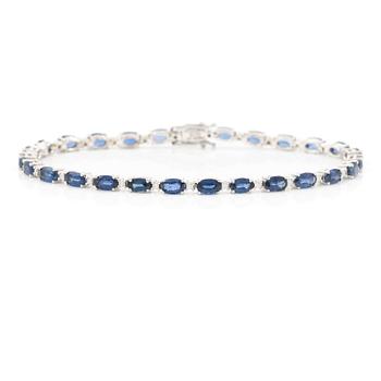Bracelet 18K white gold with step-cut sapphires and round brilliant-cut diamonds.