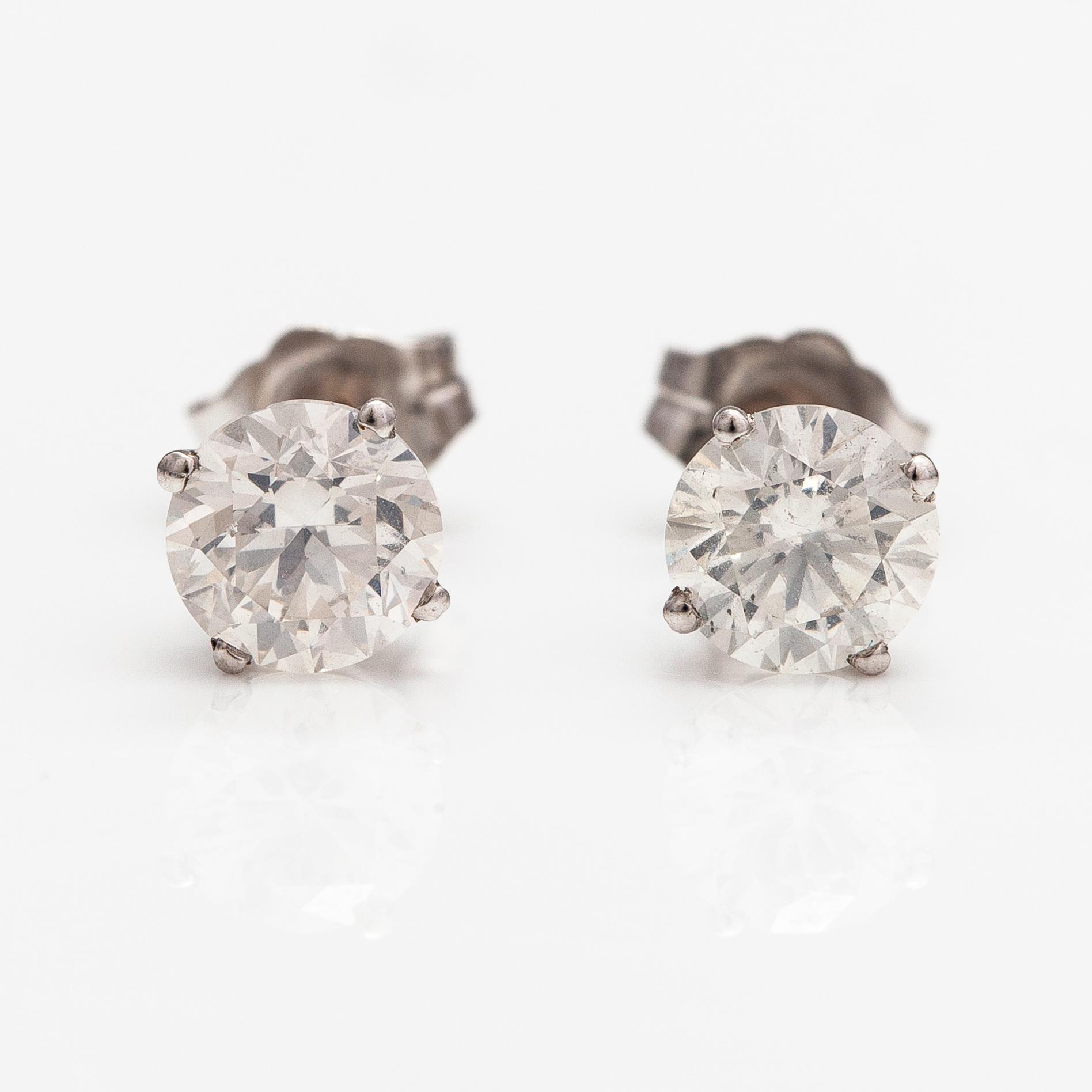 A pair of 141K white gold earrings with diamonds ca. 1.60 ct in total. With AIG certificate.