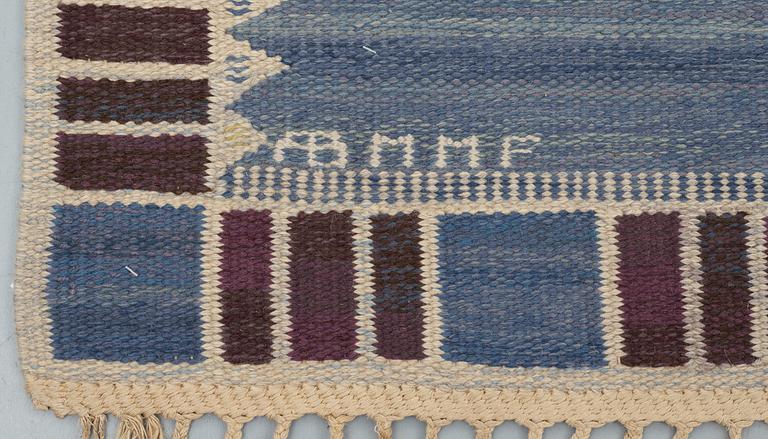 CARPET. "Salerno blå med enkel bård". Flat weave (Rölakan). 272 x 202,5 cm. Signed AB MMF BN.
