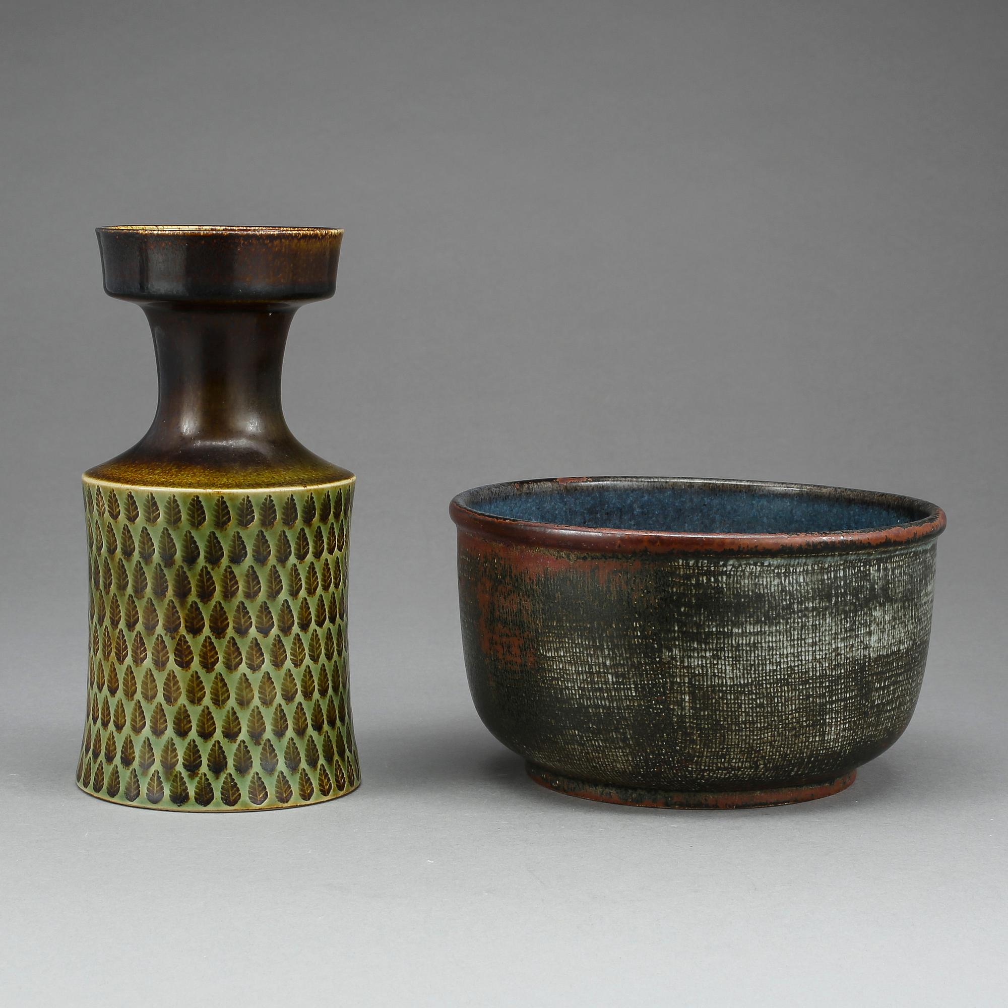 SKÅL samt VAS. Stengods. Stig Lindberg, Gustavsberg. Signerade med studiohanden.