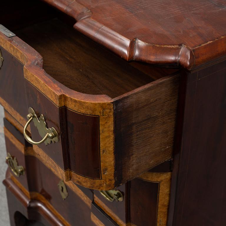 A mid 18th Century late Baroque chest of drawers.
