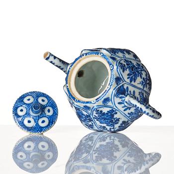 A blue and white tea pot with cover, Qing dynasty, Kangxi (1662-1722).