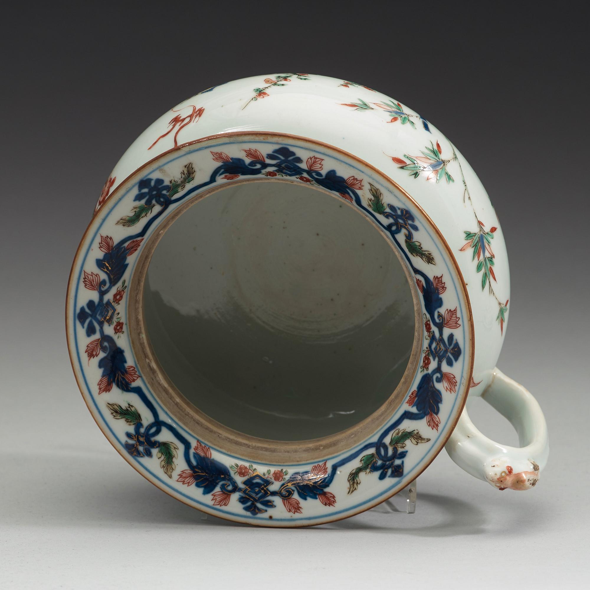 A porcelain chamber pot and cover, Qing dynasty, early 18th Century.