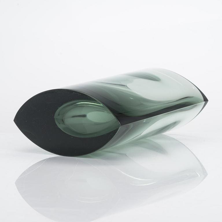 A green Kaj Franck glass vase model 407, signed Nuutajärvi Notsjö.