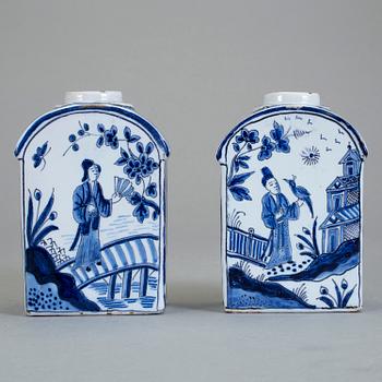 TEDOSOR, ett par, fajans, omkring 1900.