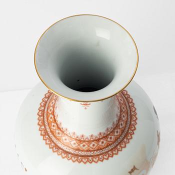 A porcelain vase, mid/second half of the 20th century.