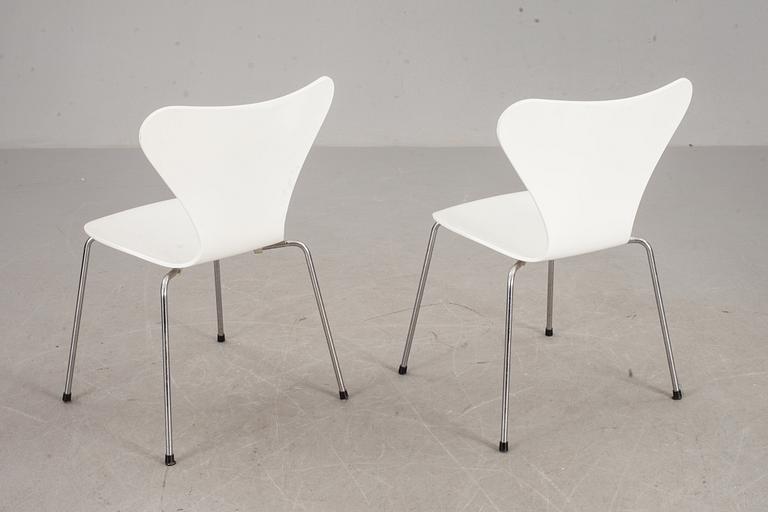 STOLAR, 2 st, "Sjuan", Arne Jacobsen för Fritz Hansen.