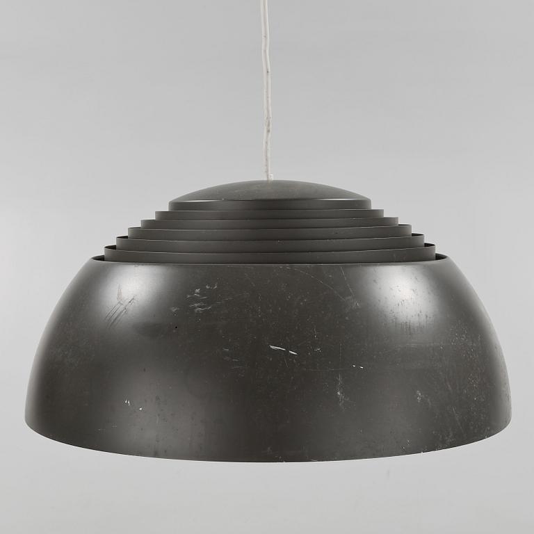 TAKLAMPA, "AJ Pendel", Arne Jacobsen för Louis Poulsen, 1900-talets andra hälft. Höjd ca 25 cm.