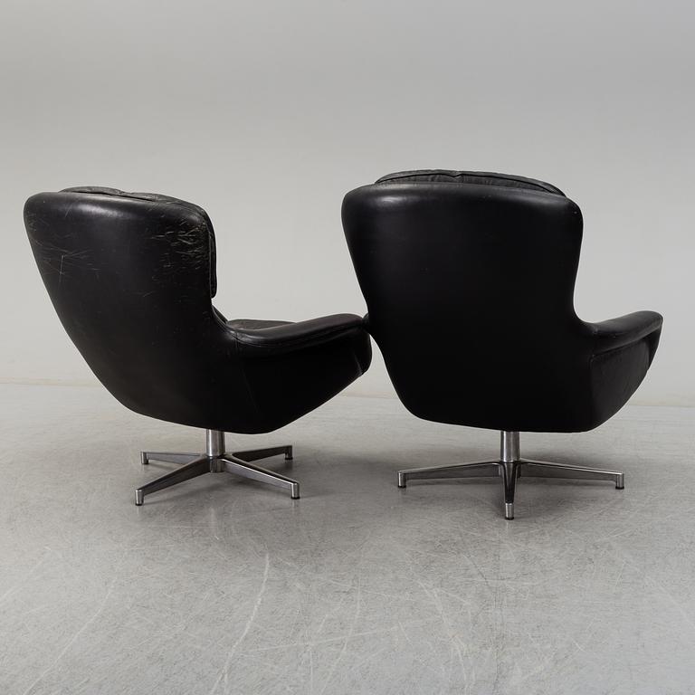 ALF SVENSSON, a pair of 'Form 7' leather upholstered easy chairs from DUX, 1970's.