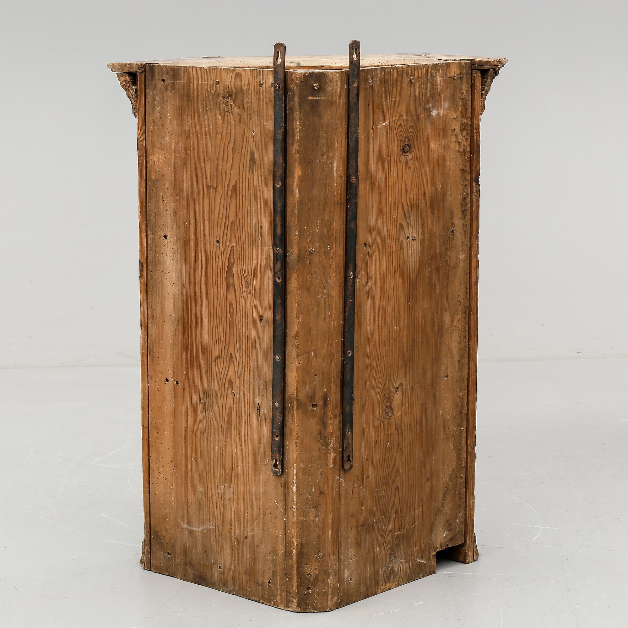 HÖRNHÄNGSKÅP, Dalarna, daterad 1804.