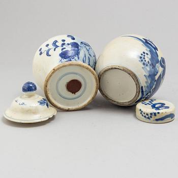 Five Chinese blue and white porcelain objects, 20th century.