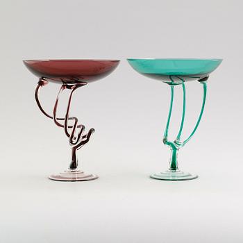 SKÅLAR PÅ FOT, 2 st, glas, 1900-talets andra hälft.