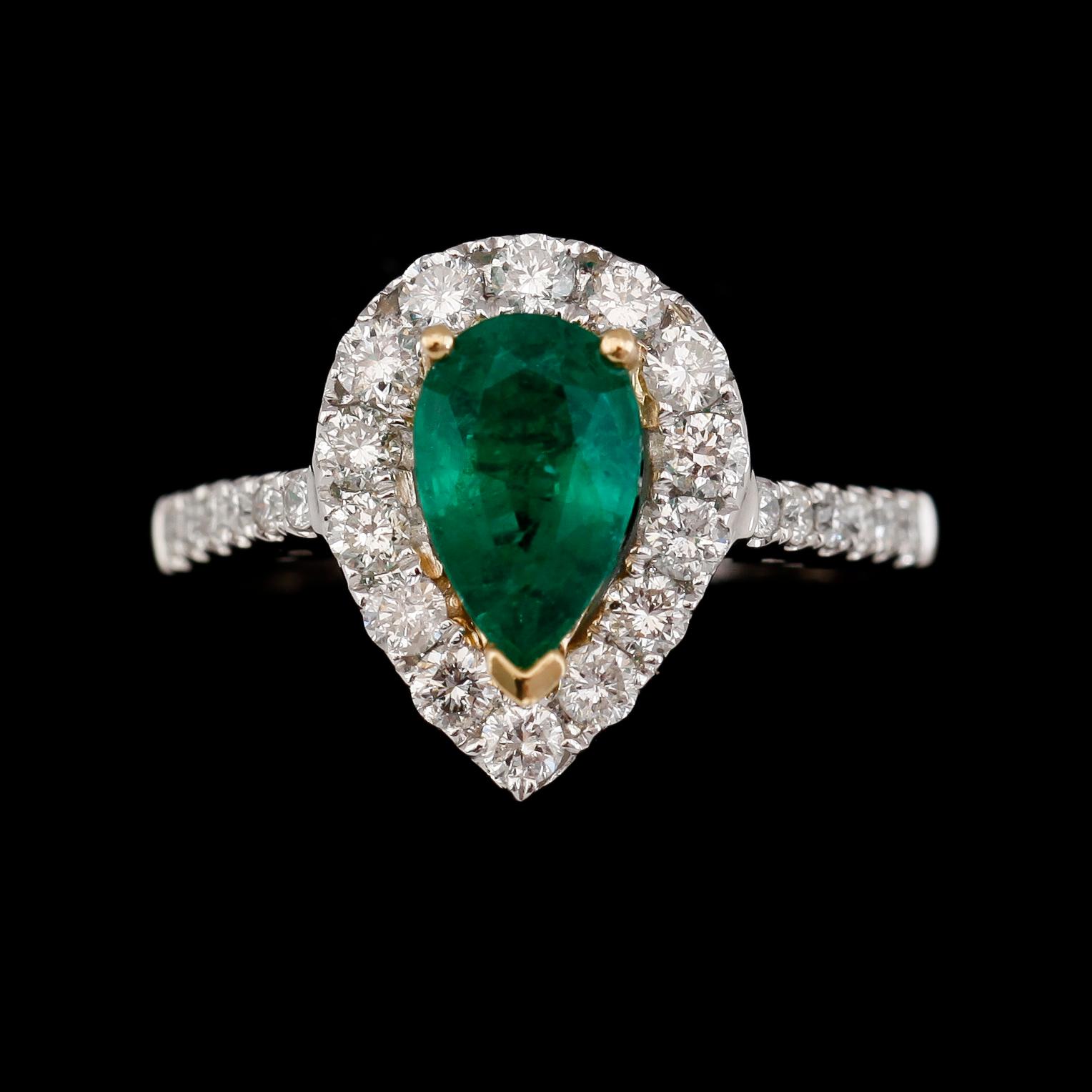 RING, 18K vitguld, smaragd ca 0.90 ct, diamanter tot ca 0.70 ct.