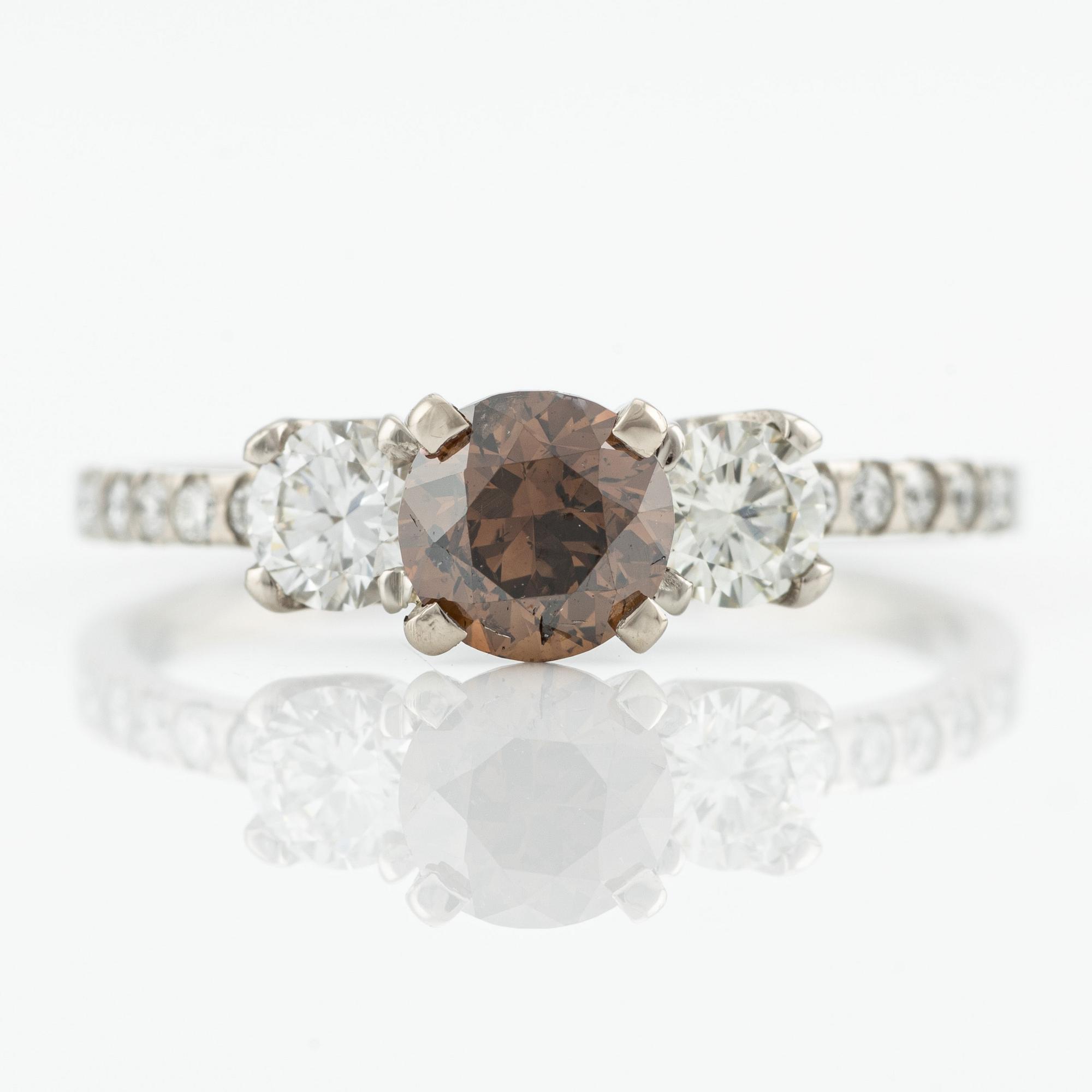 Ring with brown-orange diamond and brilliant-cut diamonds.