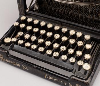A typewriter Remington.