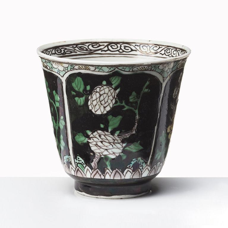 A famille noire cup, Qing dynasty, Kangxi (1662-1722).