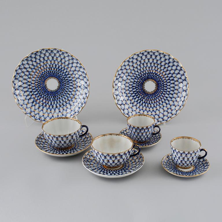 22 pieces of porcelain tableware, model "Cobolt net" from Lomonosov in Sovjet, late 20th century.