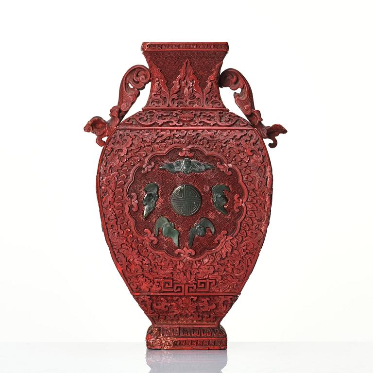 A red Chinese lacquer vase, Qing dynasty, 19th Century.