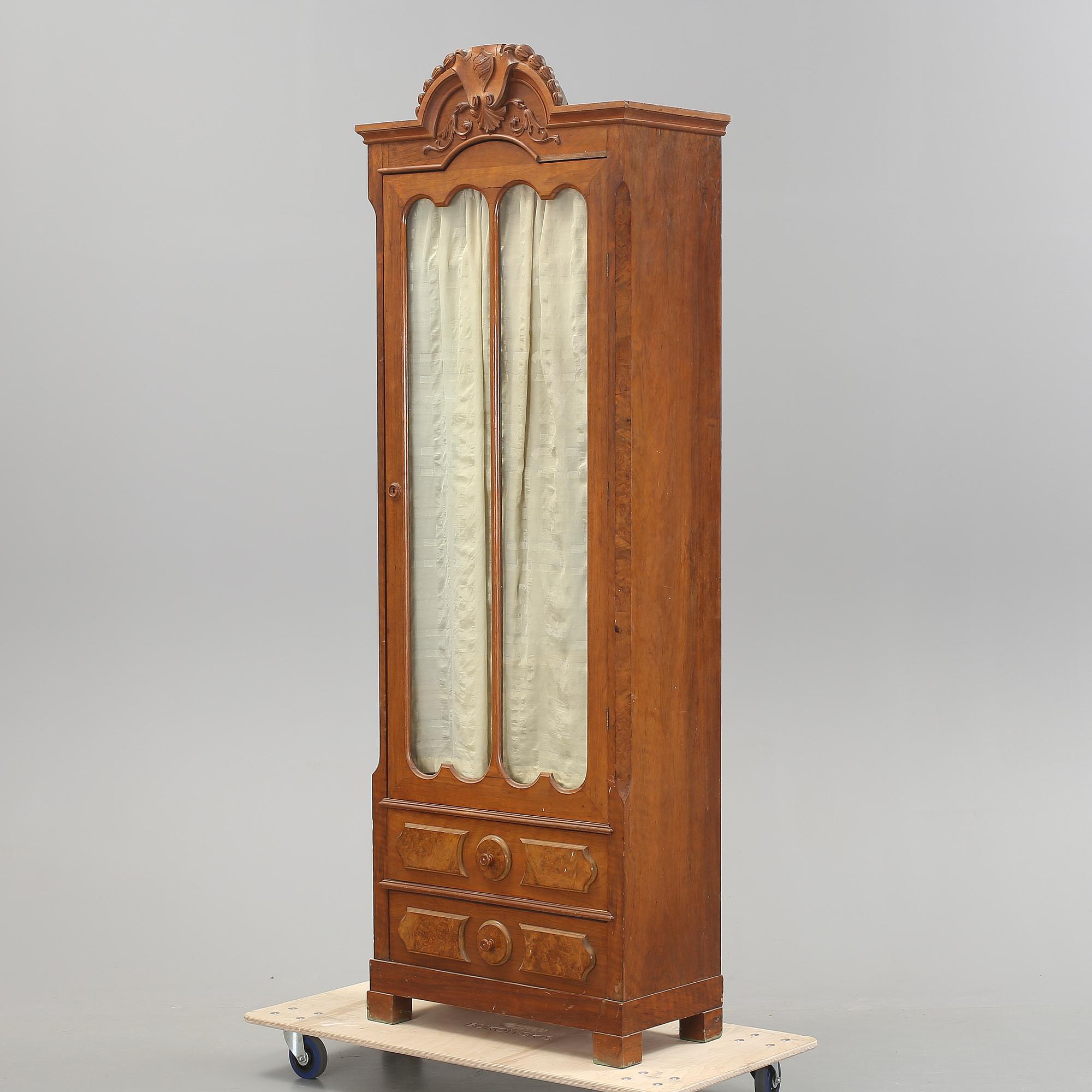 BOKSKÅP. Nyrenässans, 1800-talets slut.