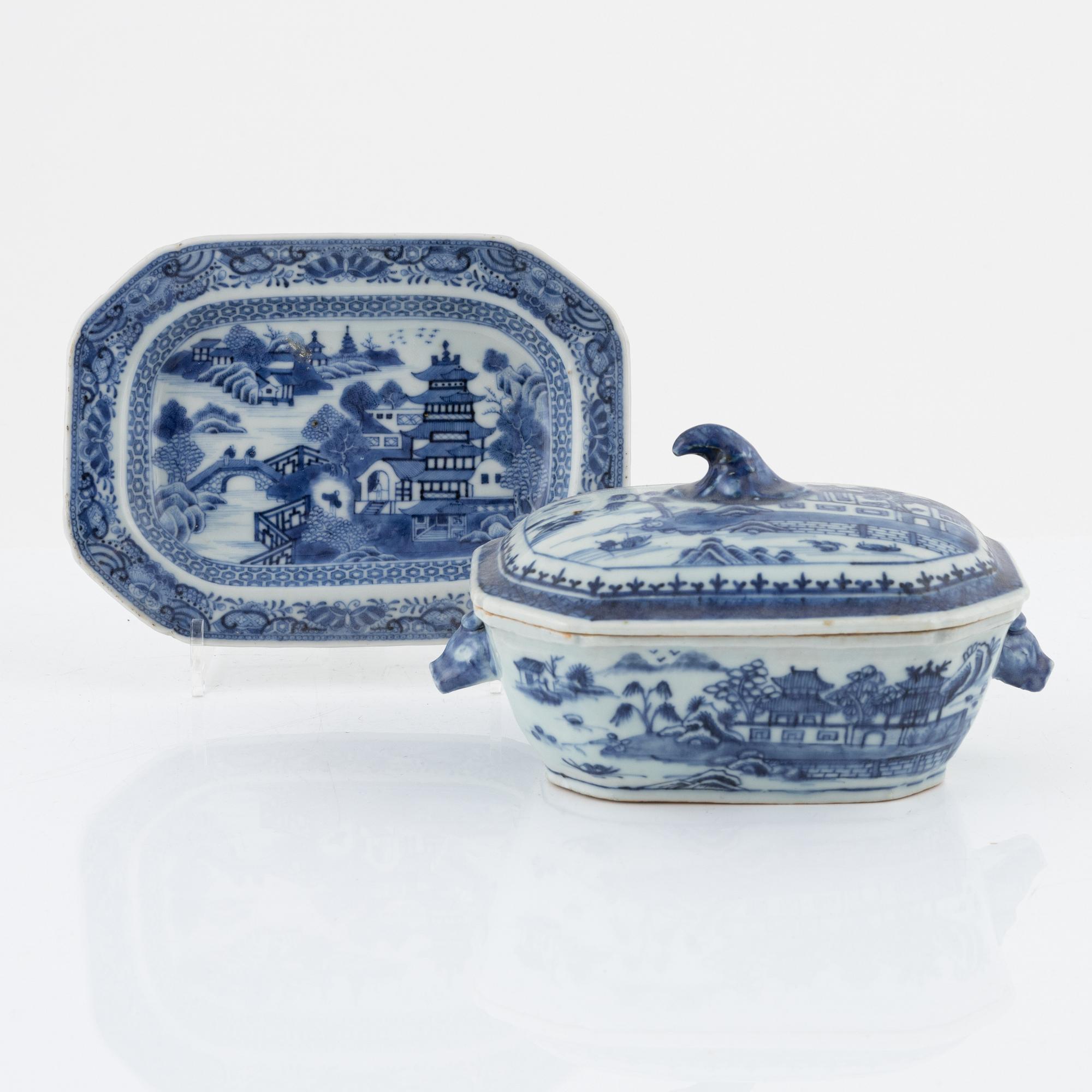 A blue and white butter dish, China, Qianlong (1736-95).