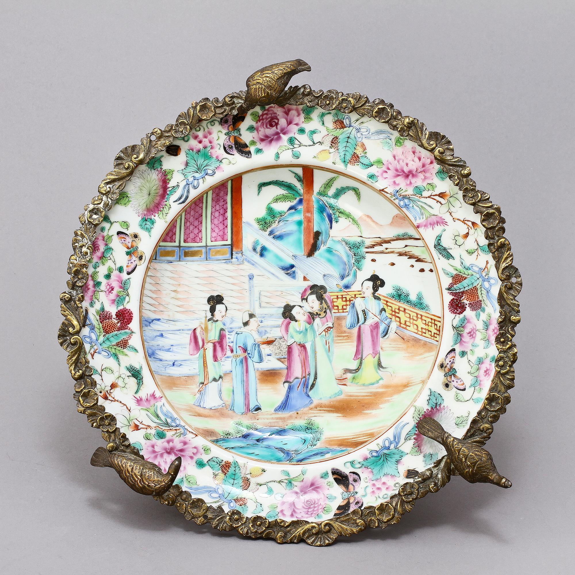 TALLRIK, porslin med bronsmontering, Kanton, Kina, omkring sekelskiftet 1800/1900.