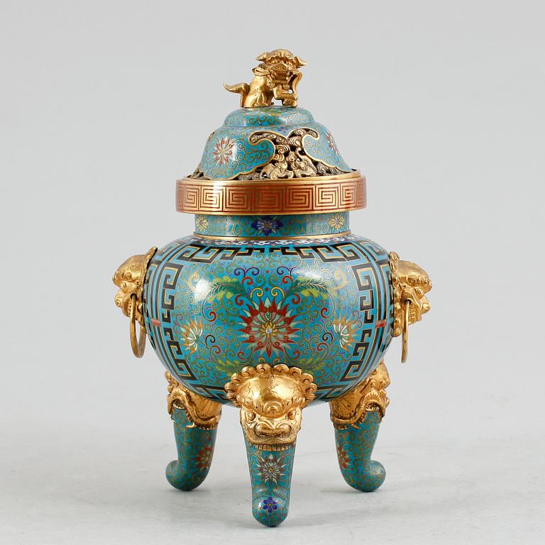 RÖKELSEKAR med LOCK, cloisonné. Sen Qing (1644-1912)/ tidigt 1900-tal. Rökelsekaret bär märkning Lao Tian Li.