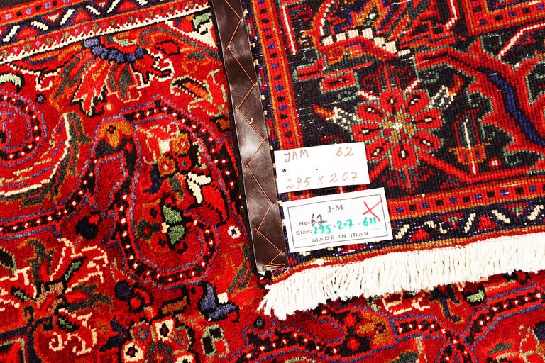 A Heriz patternd carpet, a.  295 x 207 cm.