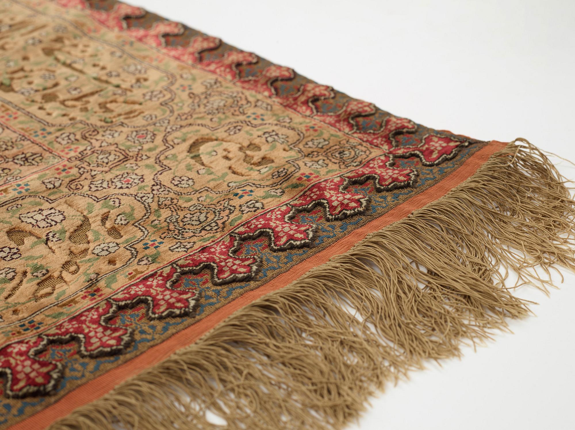 Matta, antik silke Kum Kapi med metallbroschering, Istanbul omkring 1910, "Sultan's Head Prayer" design.
