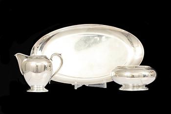 GRÄDDKANNA, SOCKERSKÅL samt BRICKA, sterlingsilver. 1900-talets andra kvartal. Tot vikt 519 g.