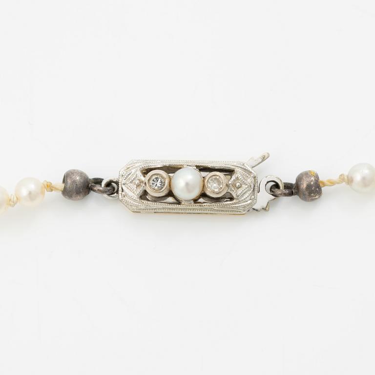 Pärlcollier, doserade odlade pärlor, med lås i 18K guld med små diamanter.