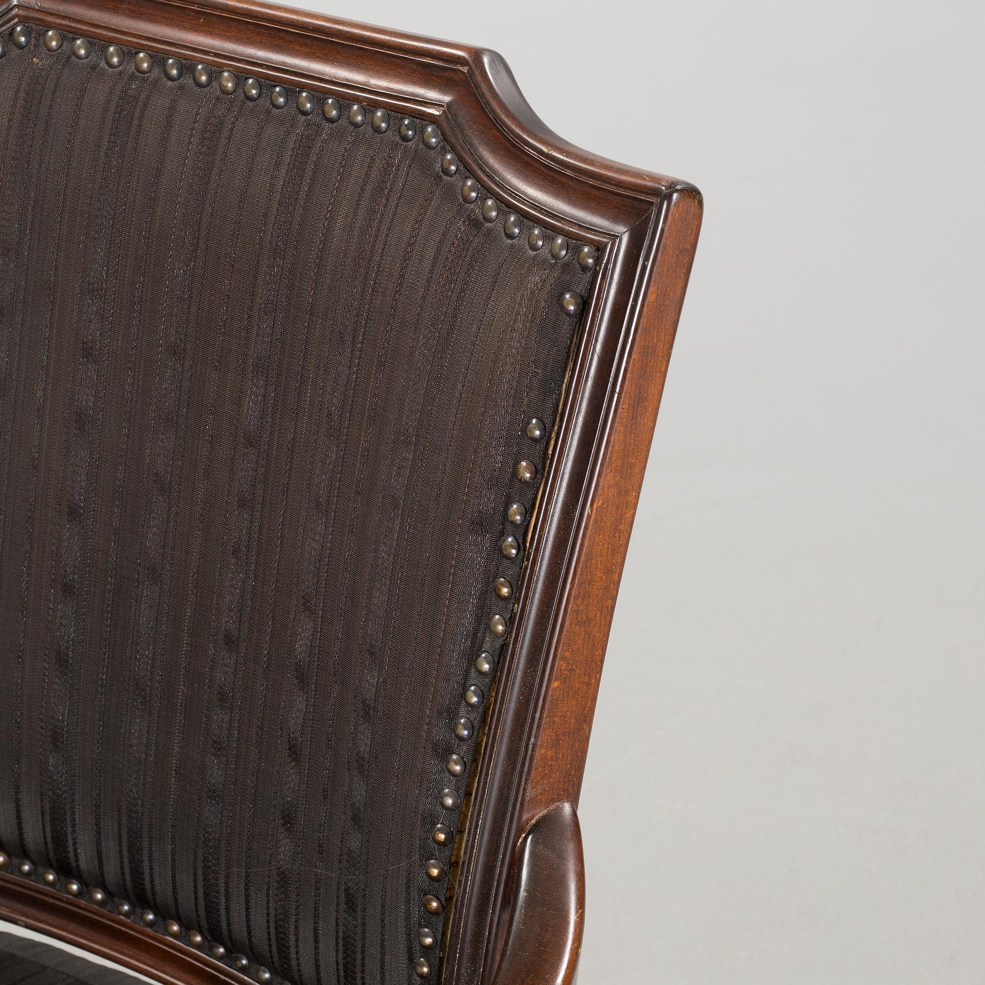 An english style dining table and eight chairs, second half of the 20th century.