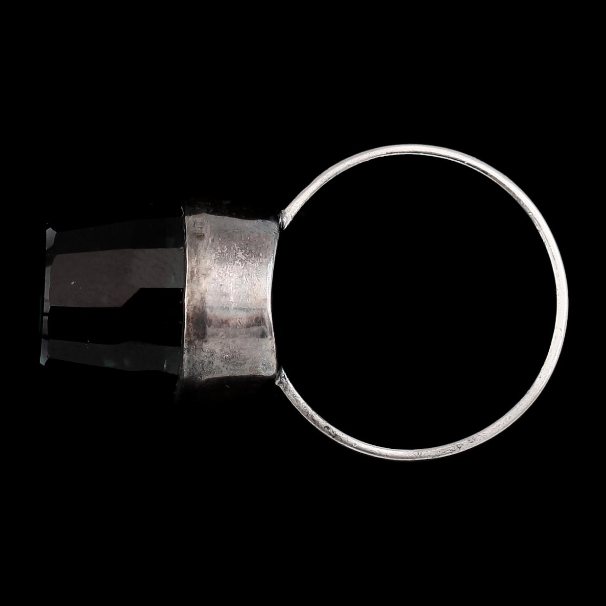 RING, silver och fasettslipad sten, 1900-talets andra hälft. Total vikt ca 7 g.