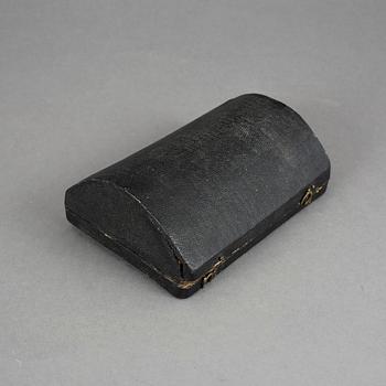 SKOSPÄNNE, ett par, paste och metall, Troligen England 1700-tal.