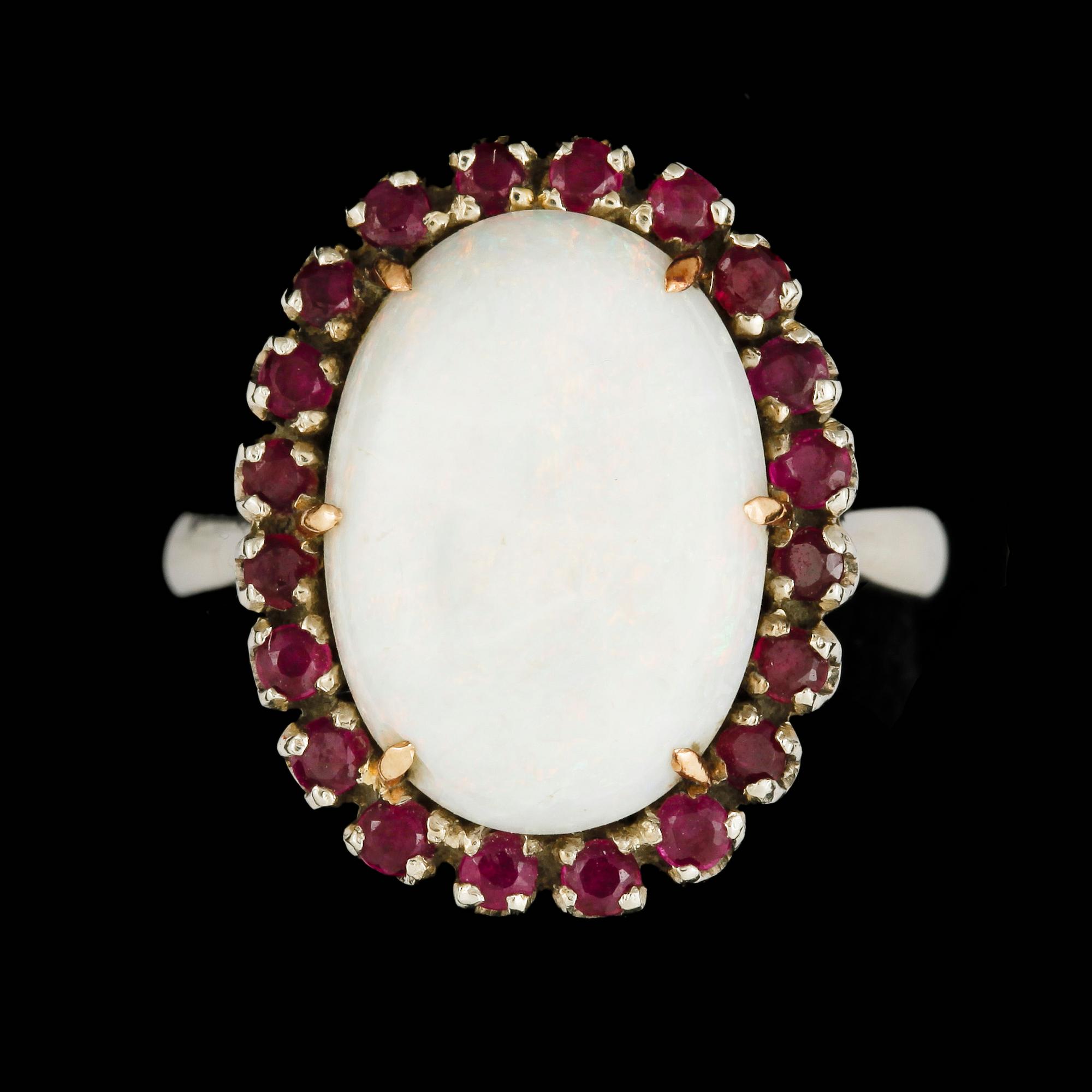 RING, vitguld 18K, opal och rubiner. Vikt ca 6 gram.