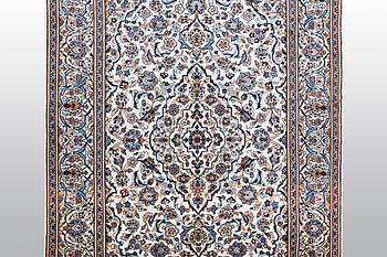 A carpet, Kashan, ca 296 x 192 cm.