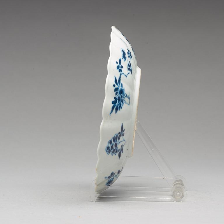 An imari verte dish, Qing dynasty, Kangxi (1662-1722).