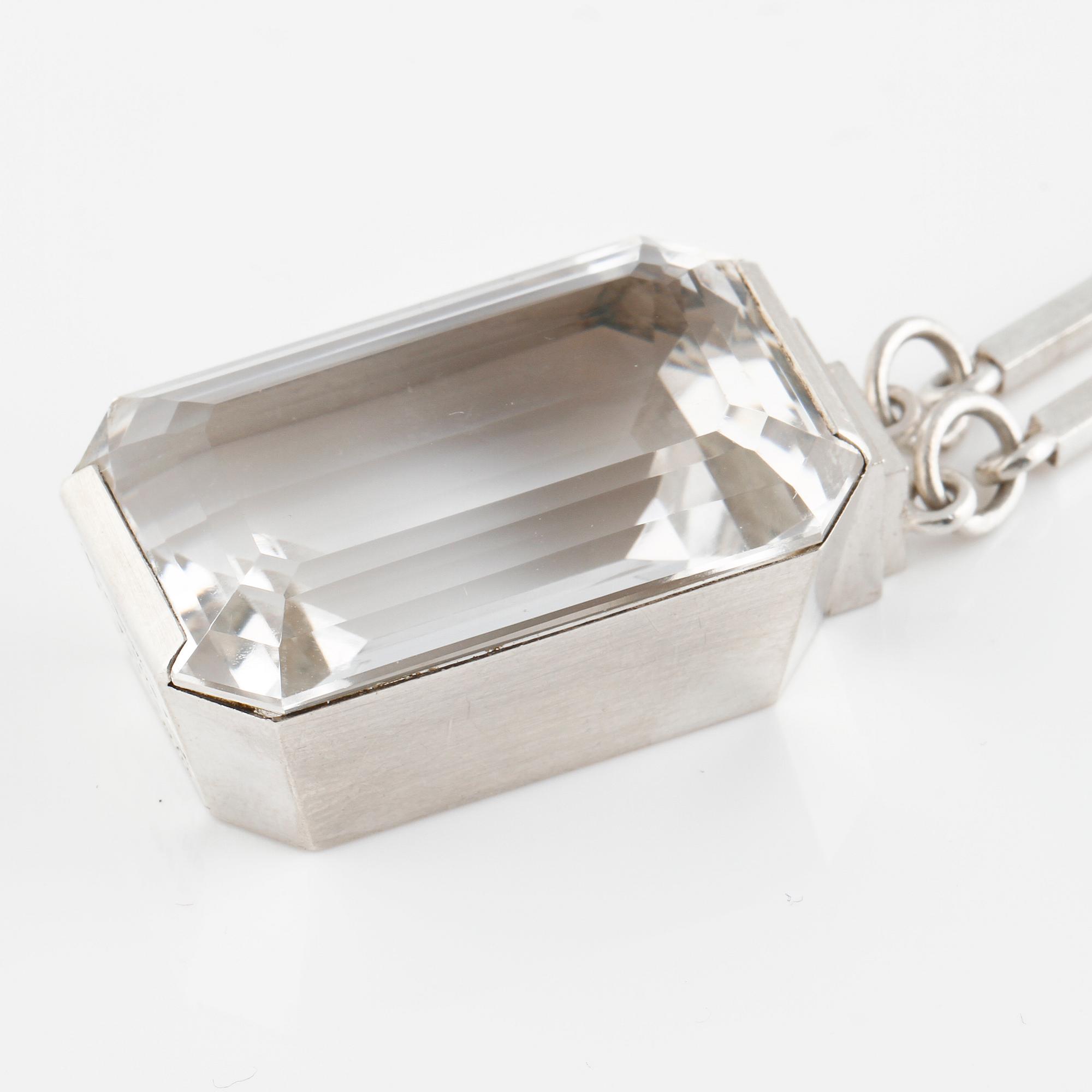 HALSSMYCKE, sterlingsilver med fasettslipad bergkristall, Wiwen Nilsson, Lund, 1942. Vikt 37,8 gram.