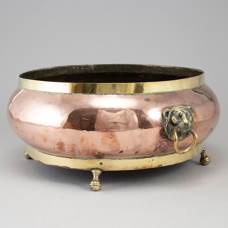 A copper and brass wine cooler, 19th century.