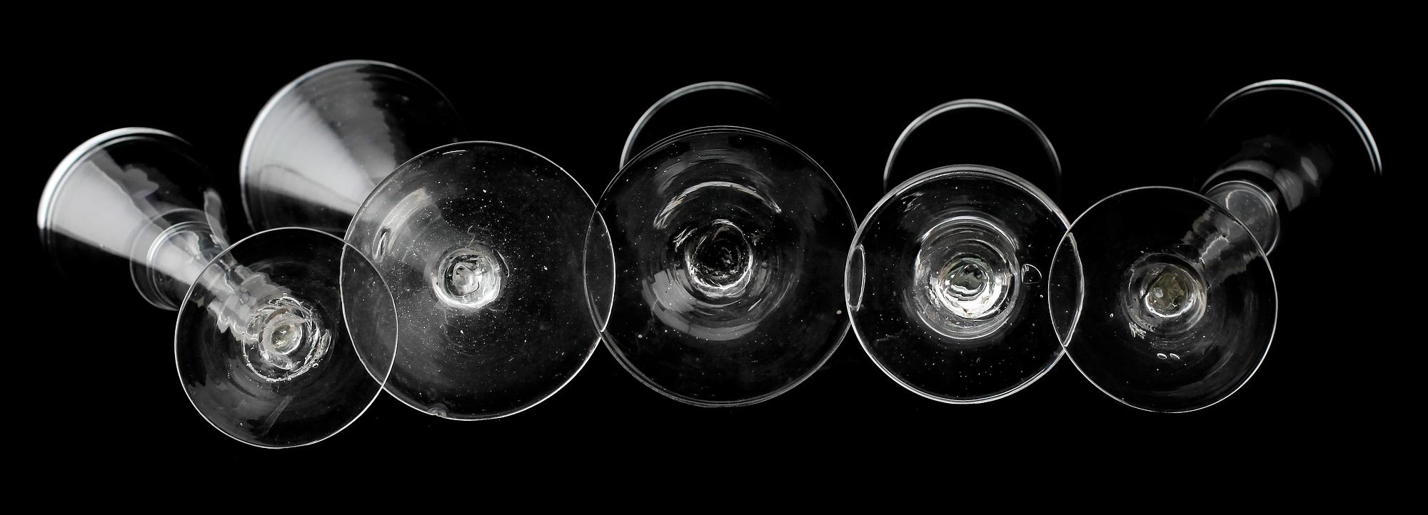 VINGLAS, 5 st snarlika, 1700-/1800-tal.