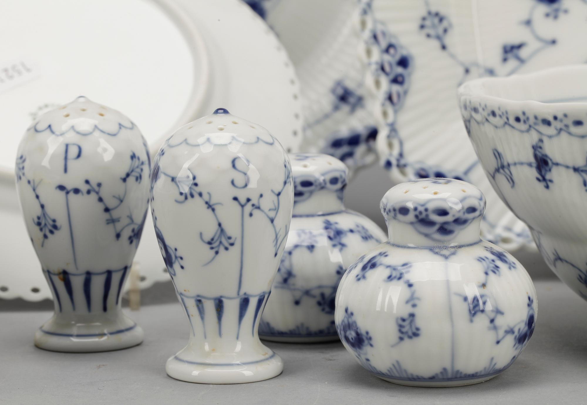 SERVISDELAR, 24 delar, porslin. "Musselmalet", Royal Copenhagen.